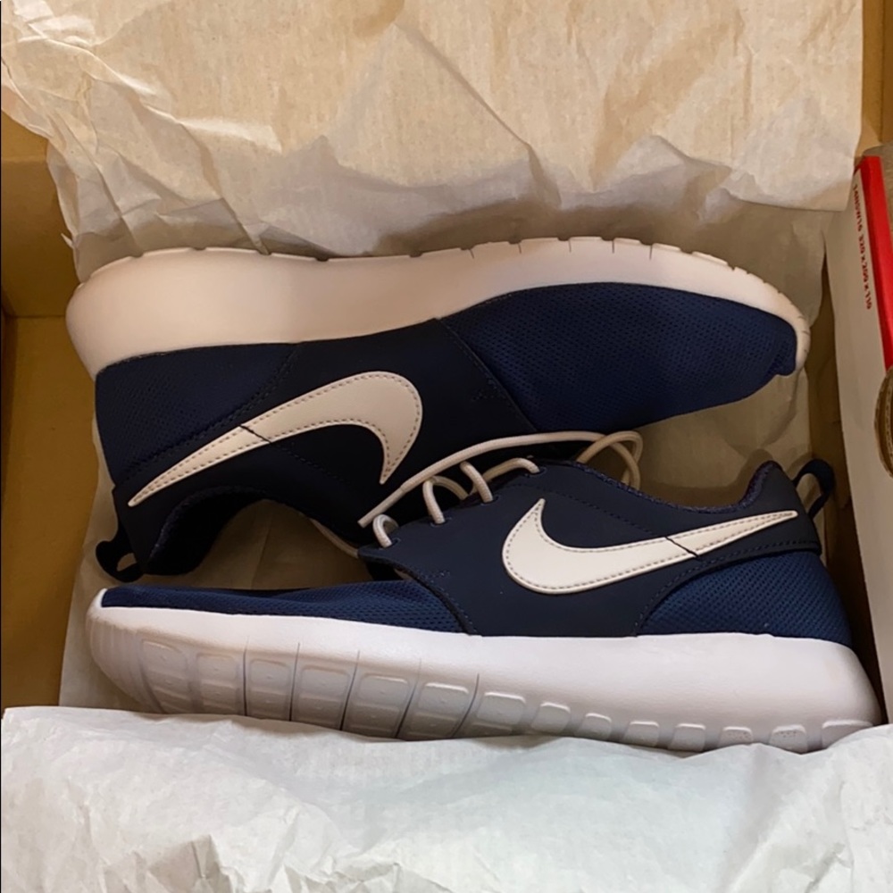 NWOT Navy Nike Roshe One